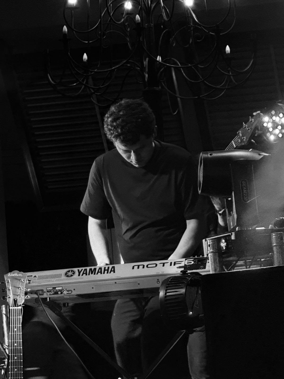 Enzo tocando teclados